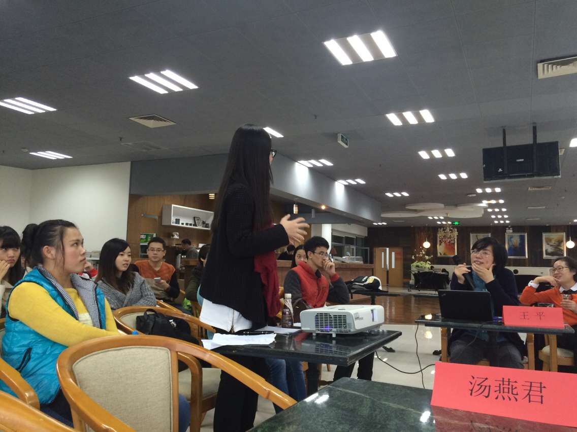 员工与教师交流